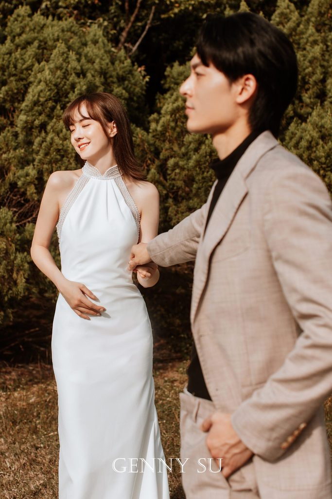 韓式自然風輕婚紗照，新娘穿掛脖緞面白紗站在綠樹前