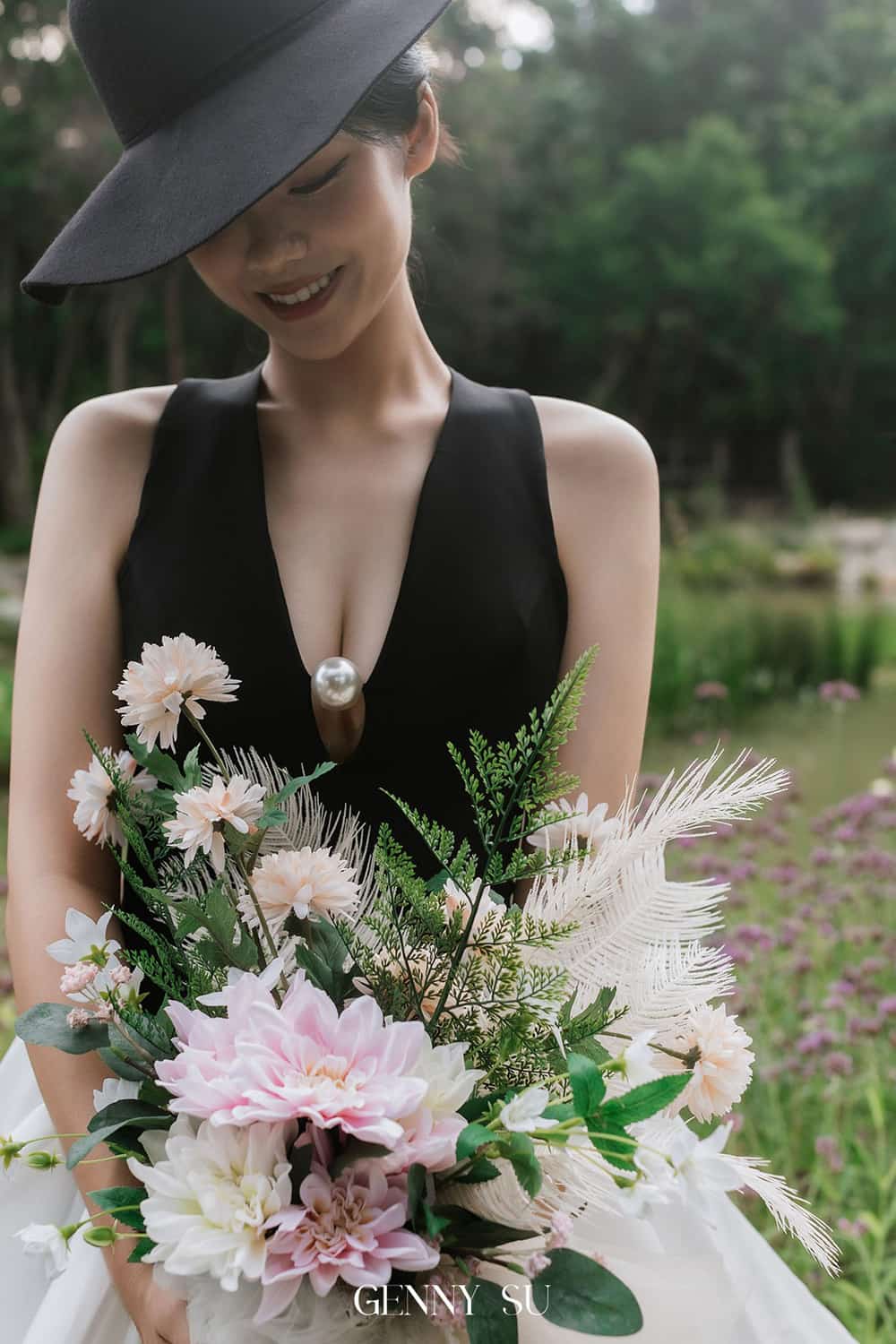 輕婚紗租借的新娘在戶外拍攝,手捧花束