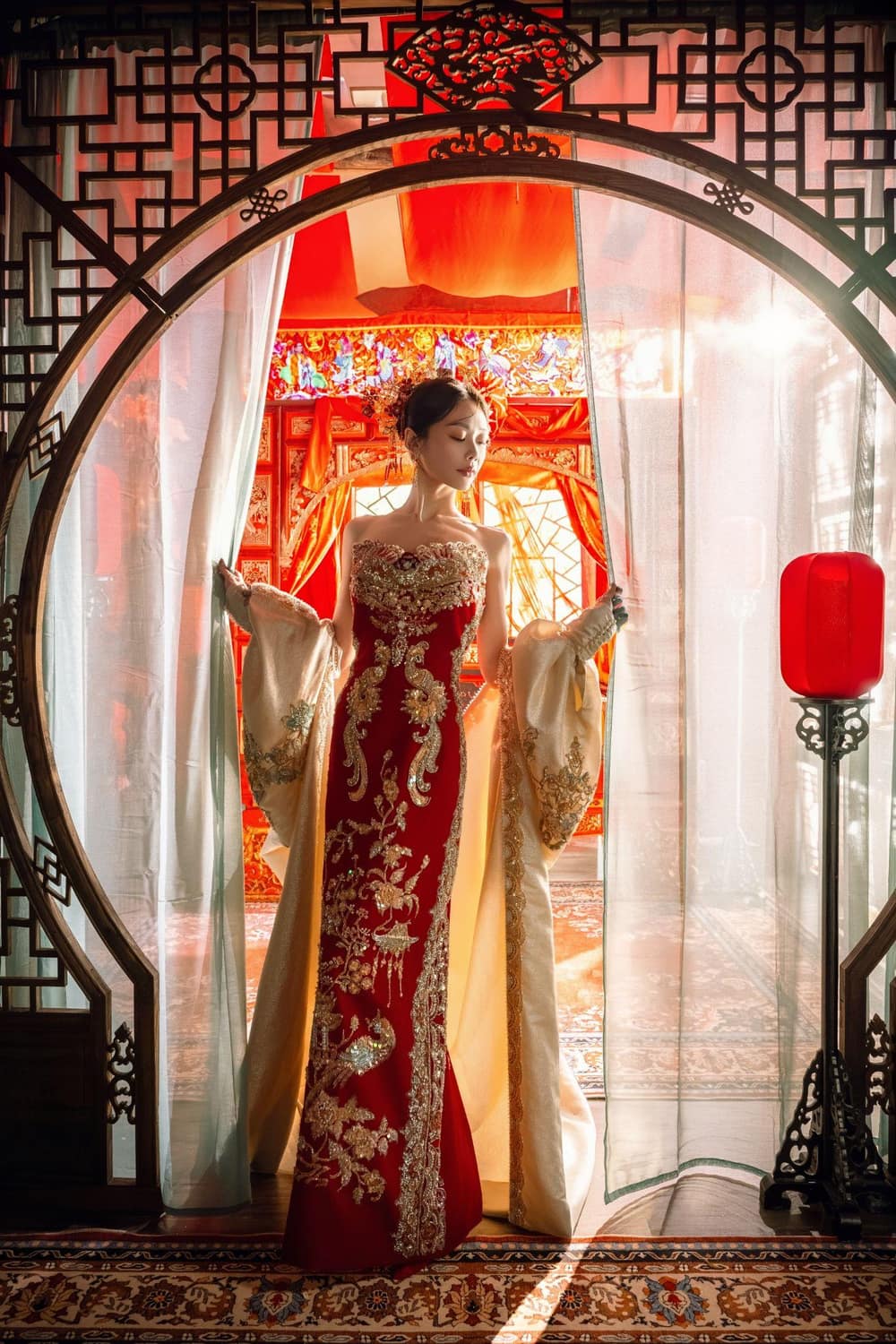 新中式復古風婚紗照，新娘穿秀禾服站在中式月洞門前